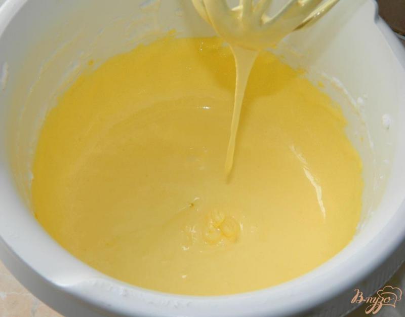 Фото приготовление рецепта: Ванильные капкейки с белковым кремом шаг №2