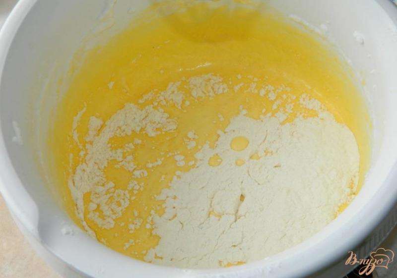 Фото приготовление рецепта: Ванильные капкейки с белковым кремом шаг №3