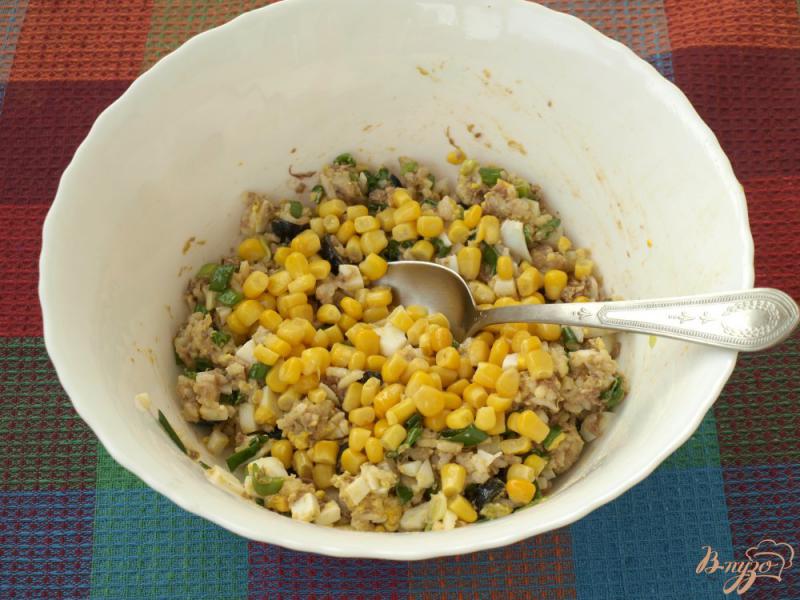 Фото приготовление рецепта: Салат из тунца с рисом и яйцом шаг №3