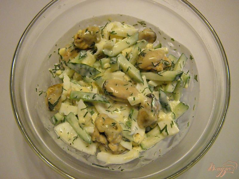 Фото приготовление рецепта: Салат из мидий шаг №4