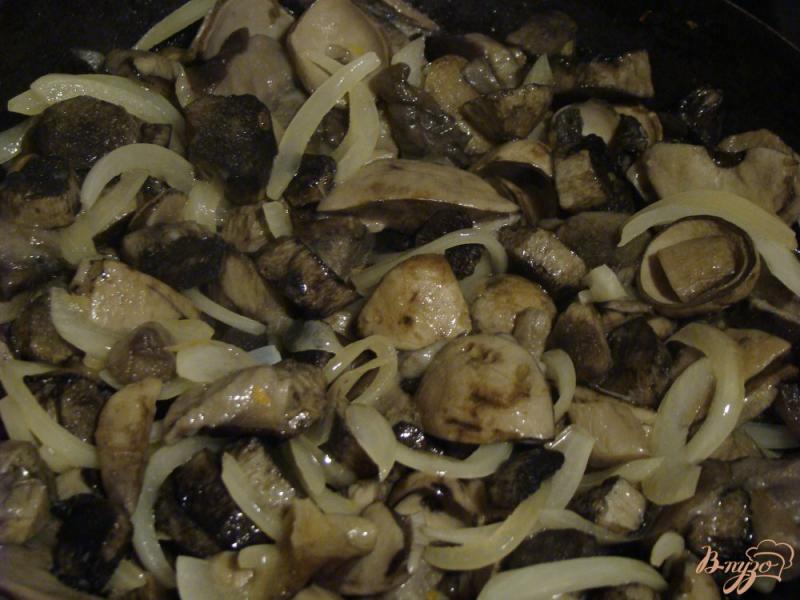 Фото приготовление рецепта: Пирог с грибами и картофелем шаг №4