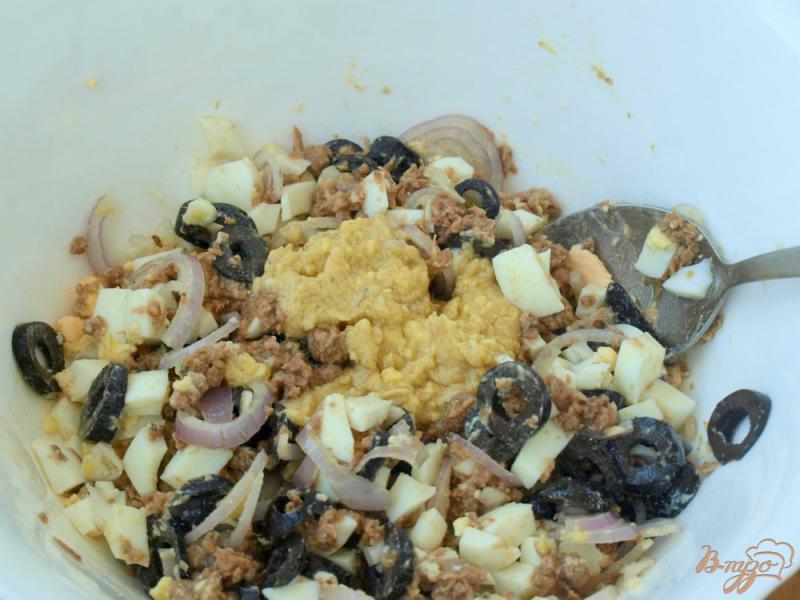 Фото приготовление рецепта: Салат с тунцом, яйцами и маслинами шаг №4
