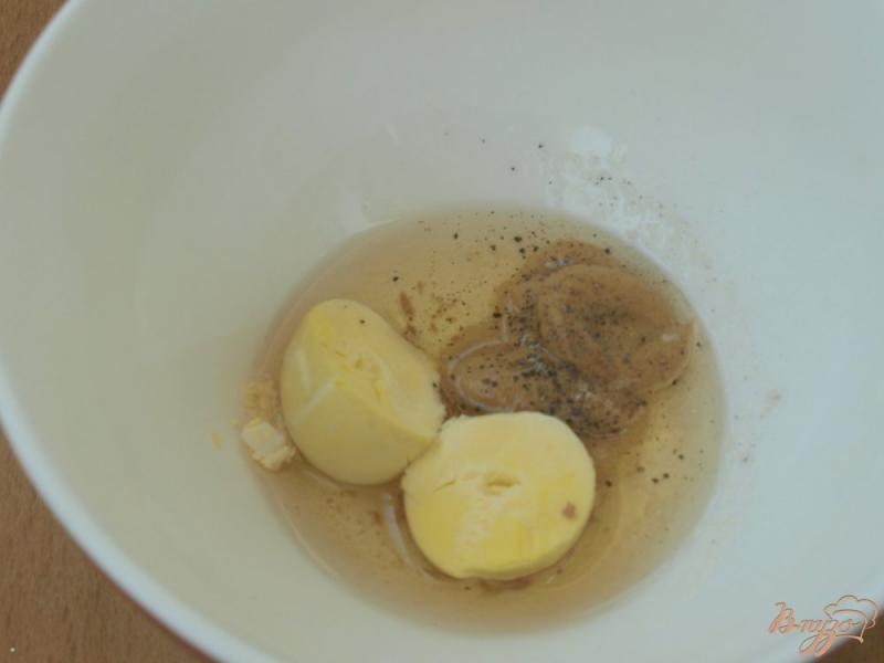 Фото приготовление рецепта: Салат с тунцом, яйцами и маслинами шаг №3