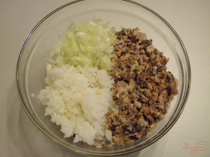 Фото приготовление рецепта: Расстегаи с рыбой, луком и рисом шаг №4