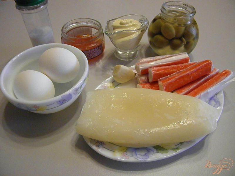 Фото приготовление рецепта: Салат с морепродуктами, икрой и оливками шаг №1