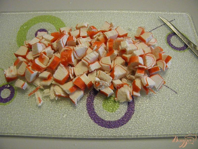 Фото приготовление рецепта: Салат с морепродуктами, икрой и оливками шаг №2