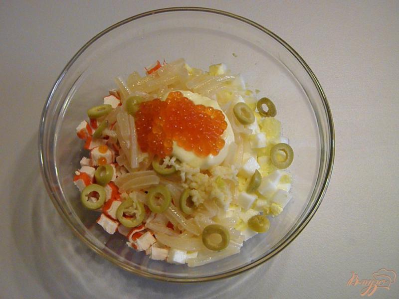 Фото приготовление рецепта: Салат с морепродуктами, икрой и оливками шаг №6