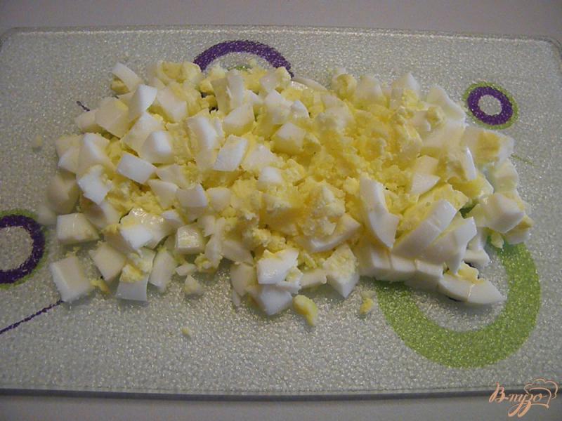 Фото приготовление рецепта: Салат с морепродуктами, икрой и оливками шаг №4
