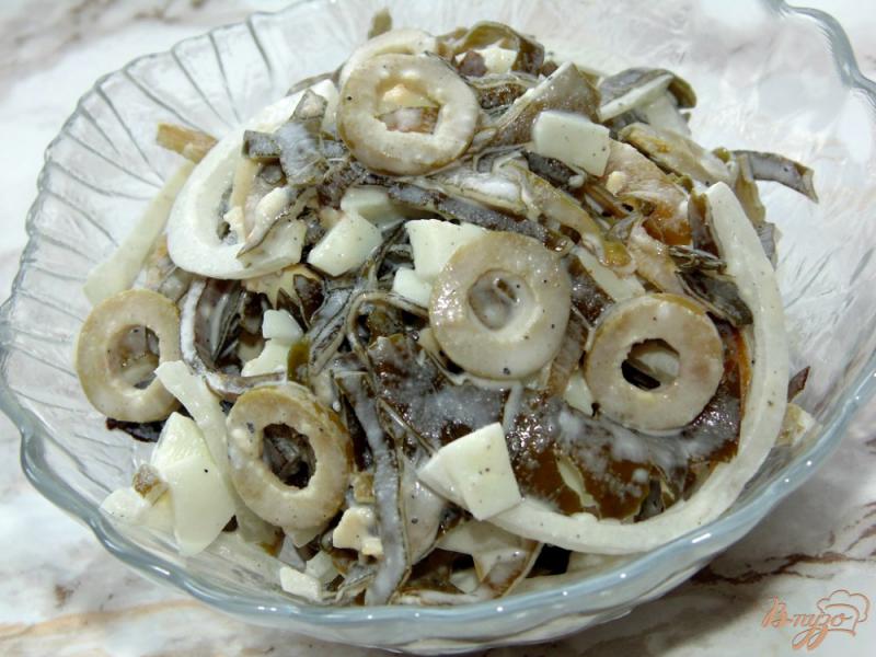 Фото приготовление рецепта: Салат из маринованной морской капусты с зелеными оливками шаг №5