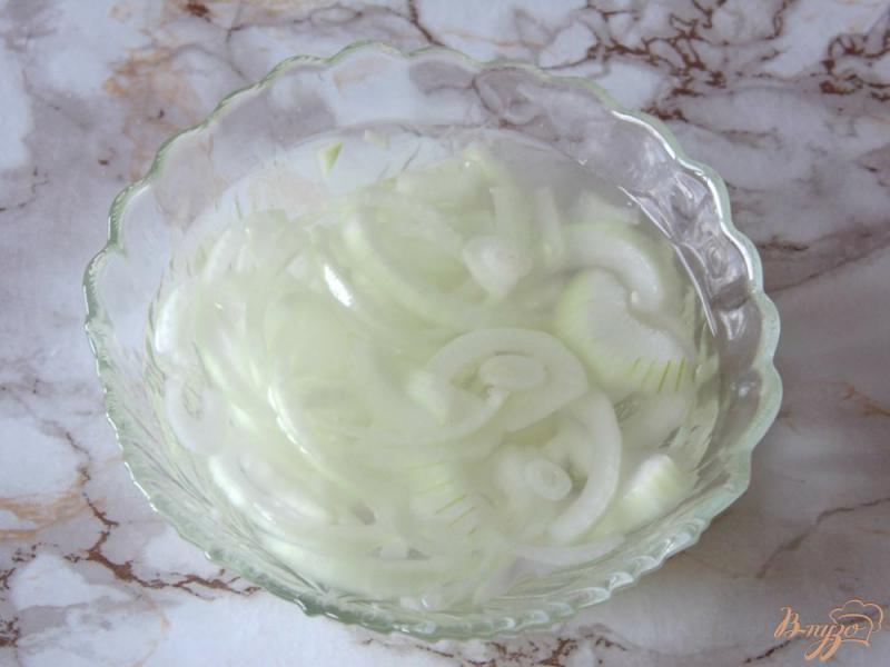 Фото приготовление рецепта: Салат из маринованной морской капусты с черной фасолью шаг №2