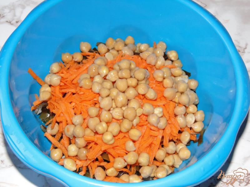 Фото приготовление рецепта: Салат из маринованной морской капусты с морковью и нутом шаг №4