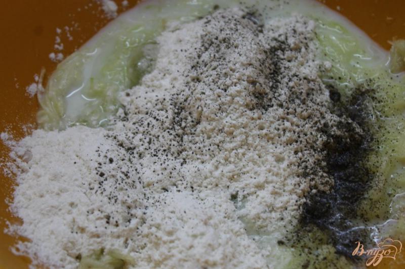 Фото приготовление рецепта: Кабачковые блины с помидорами шаг №3