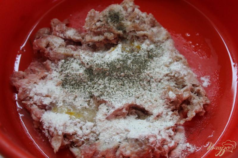 Фото приготовление рецепта: Свиные зразы с помидором и перцем шаг №3