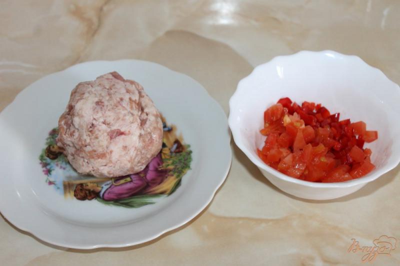 Фото приготовление рецепта: Свиные зразы с помидором и перцем шаг №2