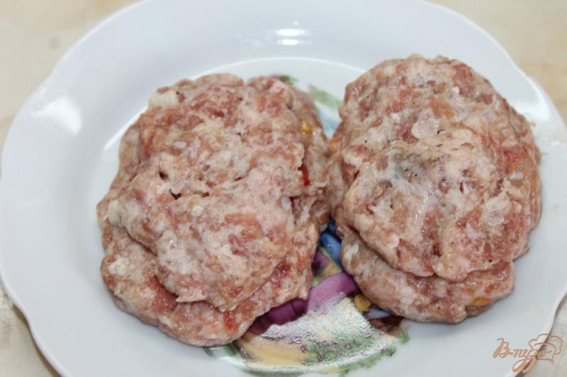 Фото приготовление рецепта: Свиные зразы с помидором и перцем шаг №5