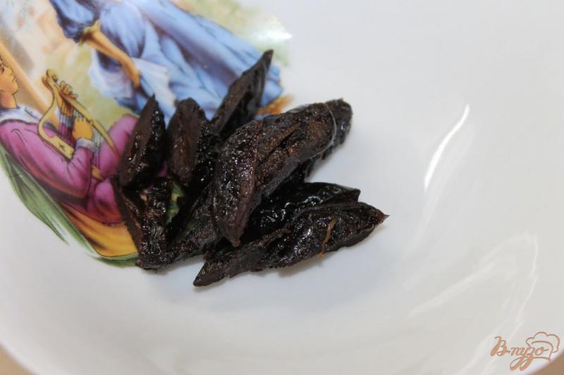 Фото приготовление рецепта: Постный салат со свеклы с черносливом и грецким орехом шаг №2