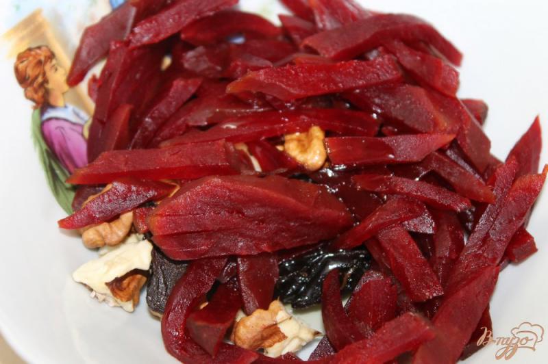 Фото приготовление рецепта: Постный салат со свеклы с черносливом и грецким орехом шаг №4