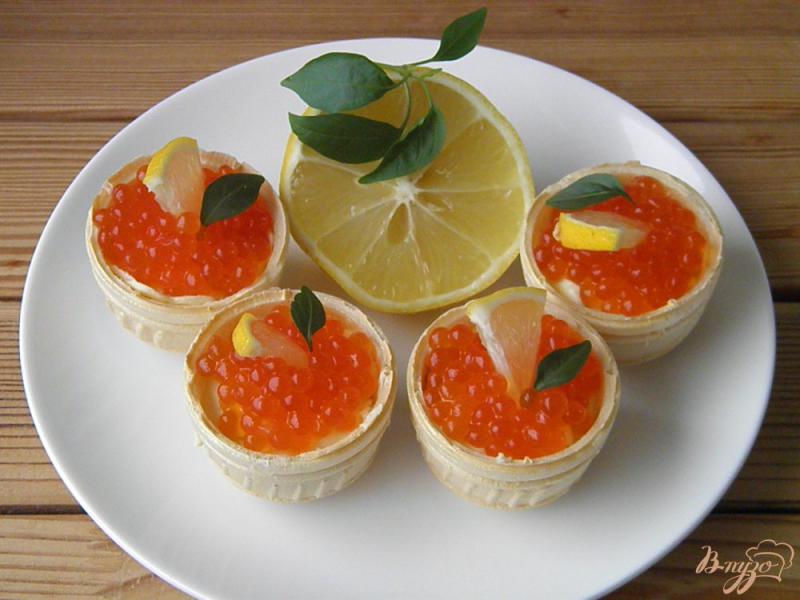 Фото приготовление рецепта: Тарталетки с икрой и лимоном шаг №4