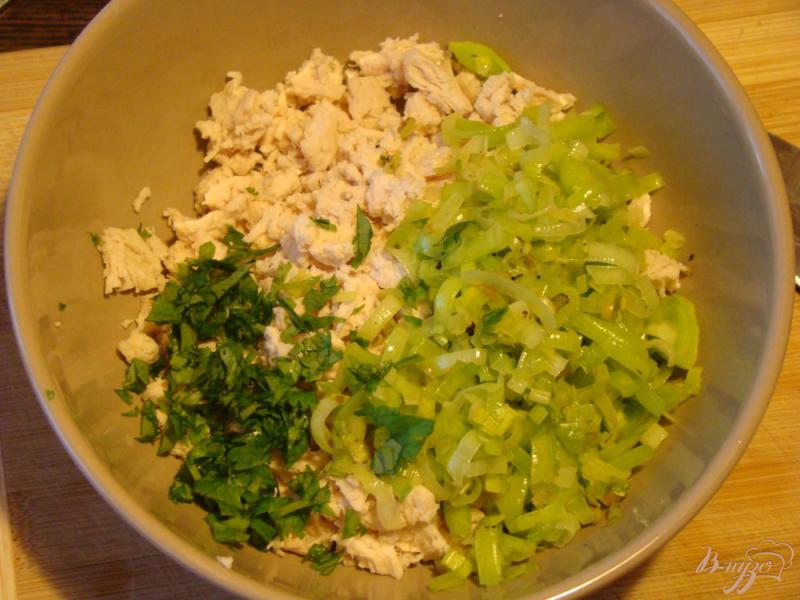 Фото приготовление рецепта: «Чебуреки» из кабачков с курицей шаг №5