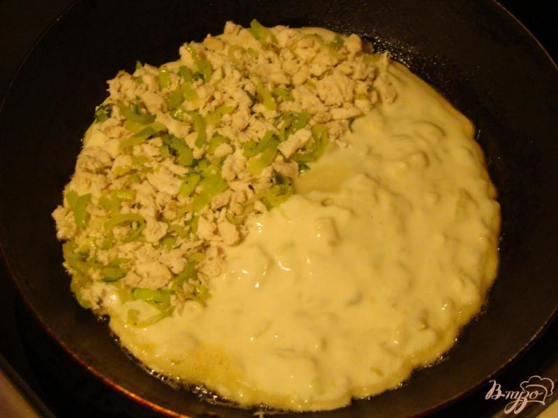 Фото приготовление рецепта: «Чебуреки» из кабачков с курицей шаг №8