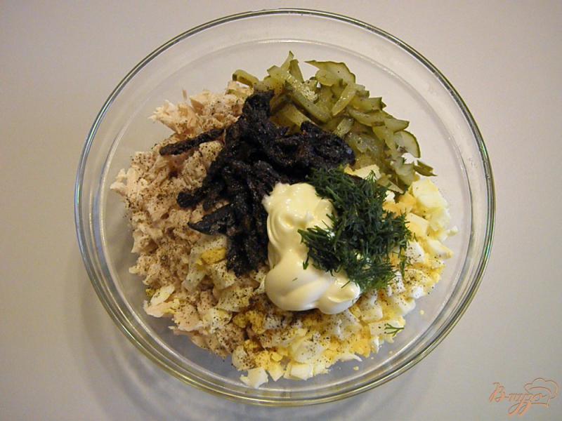 Фото приготовление рецепта: Куриный салат с черносливом шаг №5
