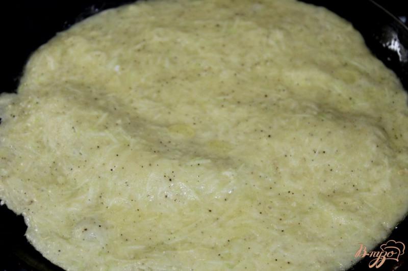 Фото приготовление рецепта: Кабачковые блины с фетой и соусом песто шаг №4