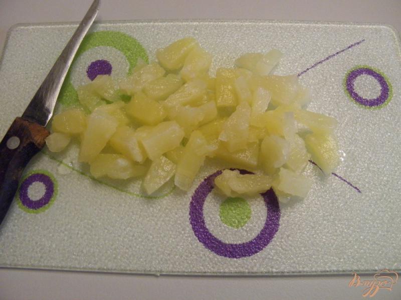 Фото приготовление рецепта: Салат с ананасами шаг №2