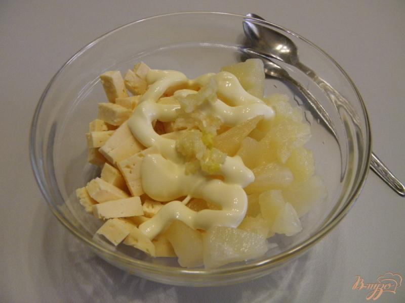 Фото приготовление рецепта: Салат с ананасами шаг №4