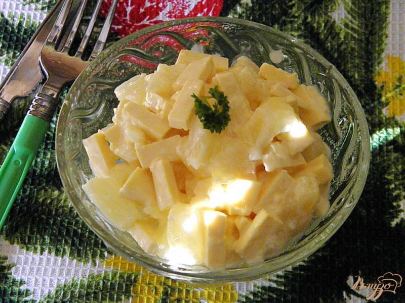 Фото приготовление рецепта: Салат с ананасами шаг №5