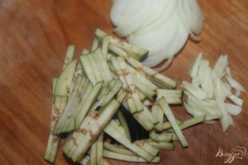 Фото приготовление рецепта: Картофель по - креольски с баклажанами и луком шаг №4