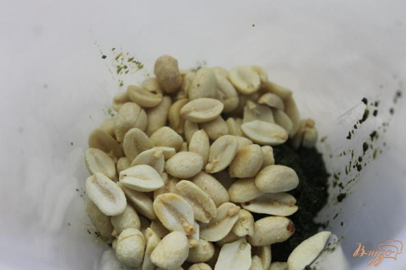 Фото приготовление рецепта: Соус песто с арахисом и оливками шаг №2