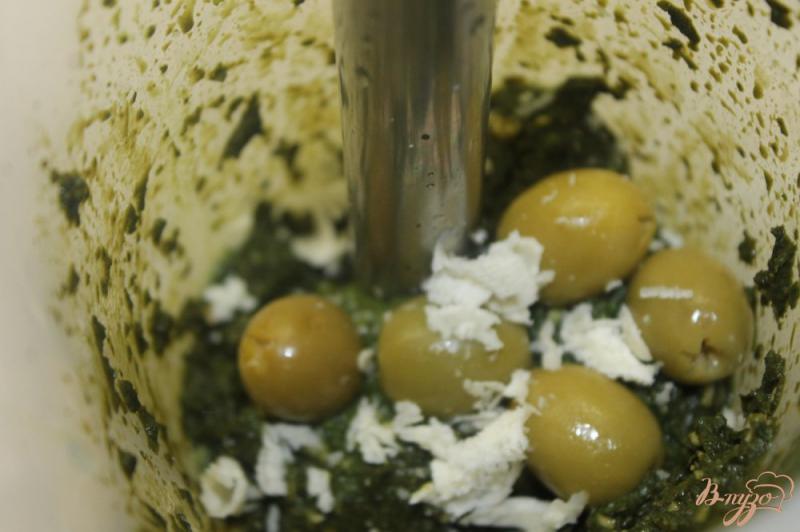 Фото приготовление рецепта: Соус песто с арахисом и оливками шаг №4