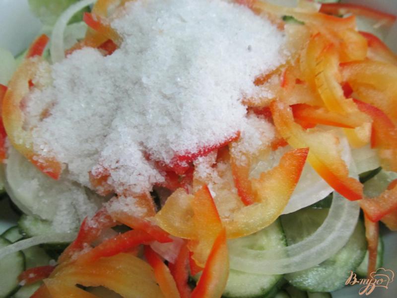 Фото приготовление рецепта: Салат из огурцов с перцем шаг №4
