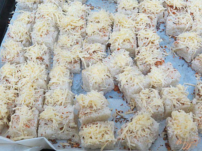 Фото приготовление рецепта: Сухарики с сыром и укропом шаг №6