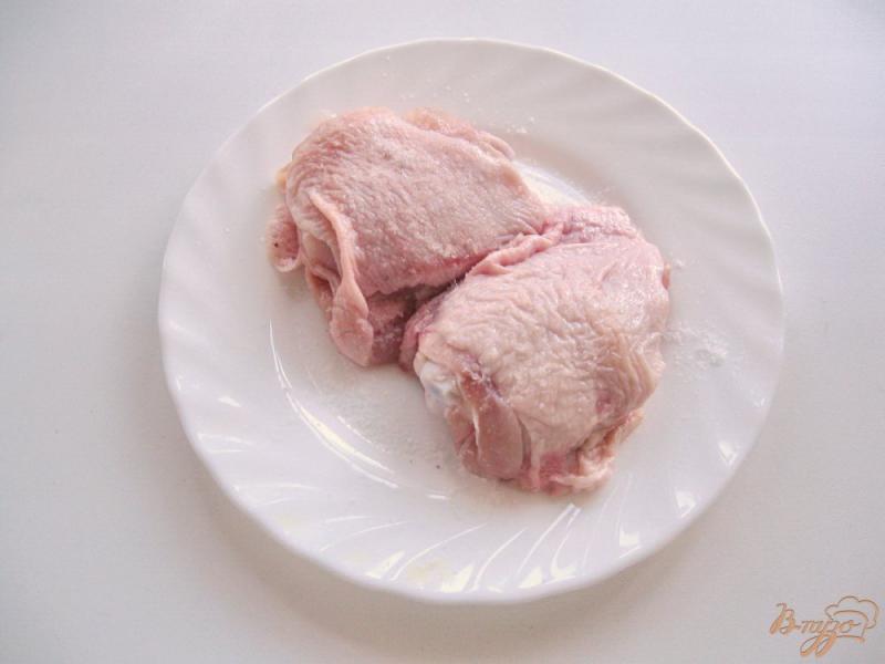 Фото приготовление рецепта: Курица в мультиварке в собственном соку шаг №3