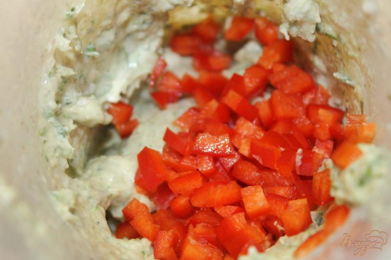Фото приготовление рецепта: Бутербродная закуска из копченого сала с болгарским перцем и зеленью шаг №5