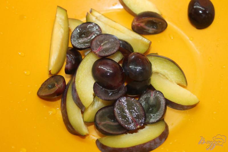 Фото приготовление рецепта: Салат фруктовый микс с рукколой шаг №2