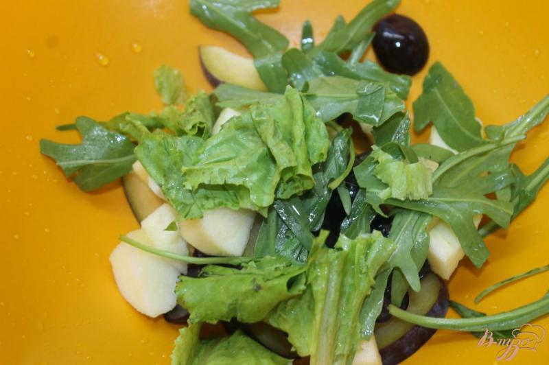 Фото приготовление рецепта: Салат фруктовый микс с рукколой шаг №4