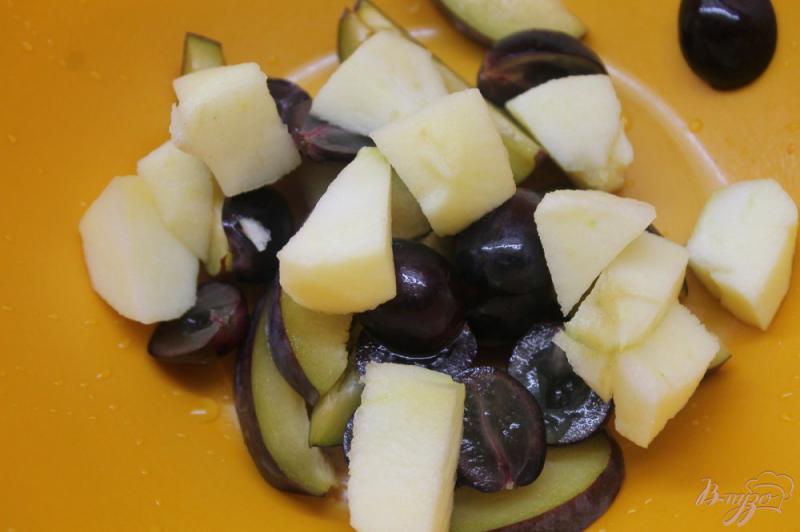 Фото приготовление рецепта: Салат фруктовый микс с рукколой шаг №3
