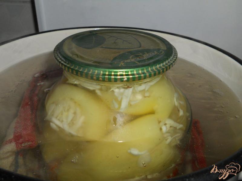 Фото приготовление рецепта: Фаршированный капустой болгарский перец на зиму шаг №7