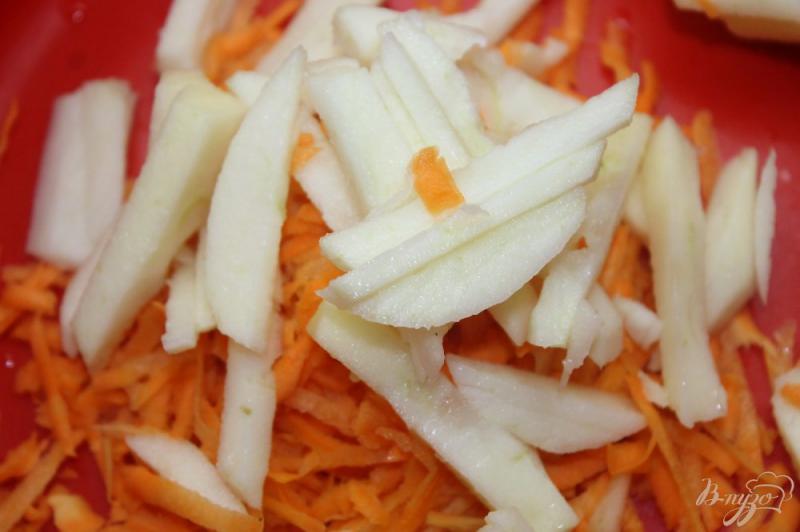 Фото приготовление рецепта: Морковно - яблочный салат с сельдереем шаг №2
