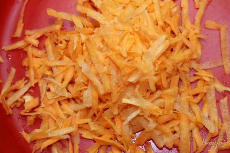 Фото приготовление рецепта: Морковно - яблочный салат с сельдереем шаг №1