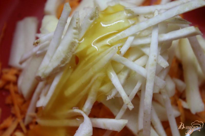 Фото приготовление рецепта: Морковно - яблочный салат с сельдереем шаг №4