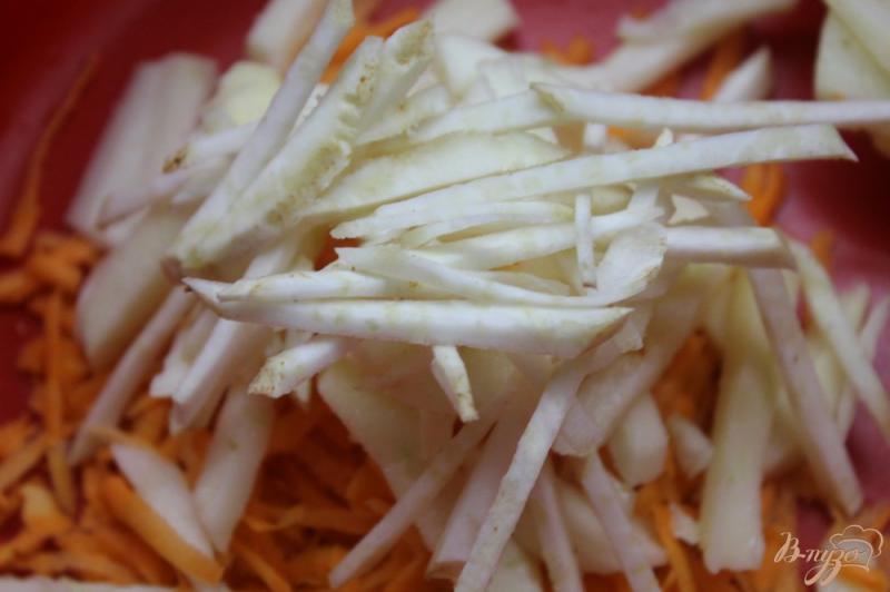 Фото приготовление рецепта: Морковно - яблочный салат с сельдереем шаг №3