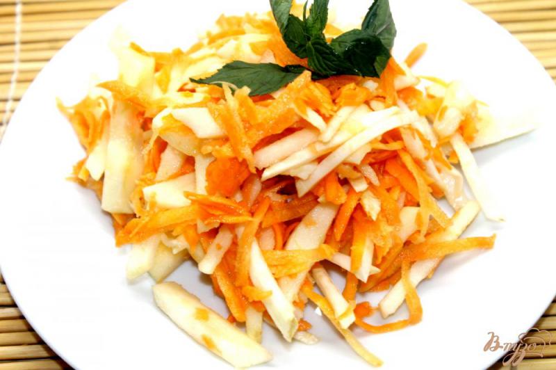 Фото приготовление рецепта: Морковно - яблочный салат с сельдереем шаг №5