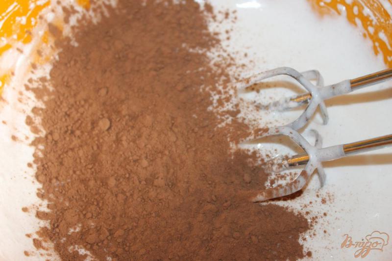 Фото приготовление рецепта: Пышный шоколадный бисквит в мультиварке шаг №3