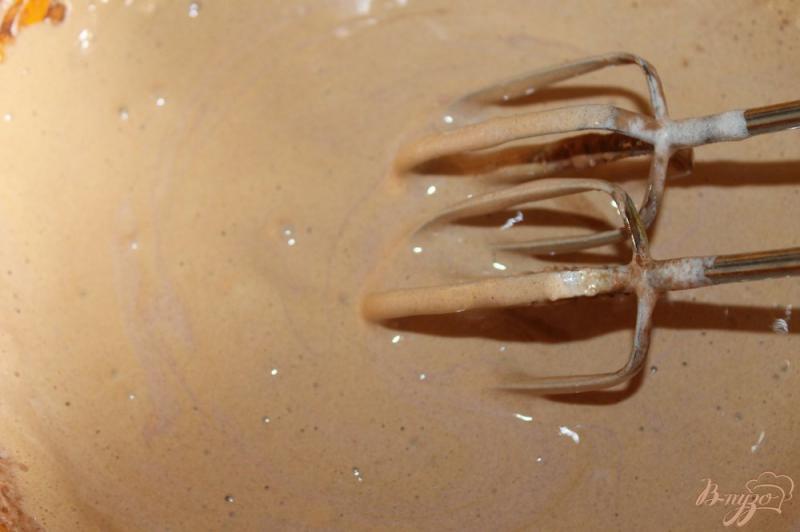 Фото приготовление рецепта: Пышный шоколадный бисквит в мультиварке шаг №4