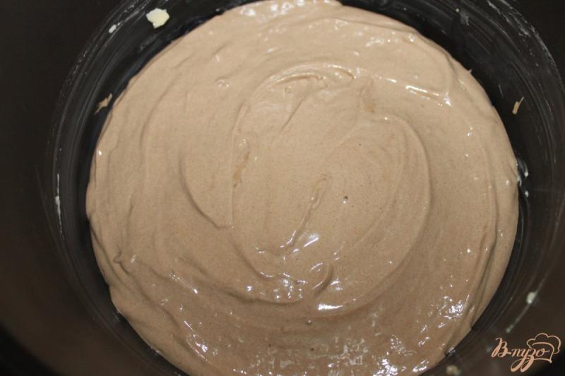 Фото приготовление рецепта: Пышный шоколадный бисквит в мультиварке шаг №6