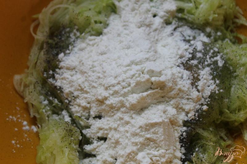 Фото приготовление рецепта: Кабачковые оладьи с черри и сыром шаг №2
