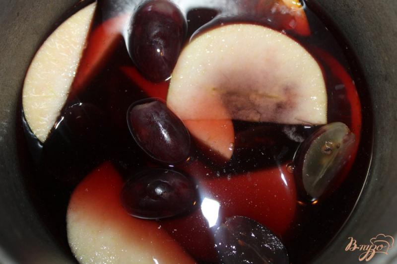 Фото приготовление рецепта: Глинтвейн из красного вина с фруктами шаг №3